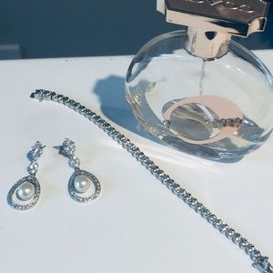 Fancy pearl earrings with crystals.